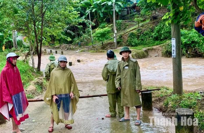 Lực lượng chức năng túc trực không cho người qua lại các vị trí ngầm tràn.