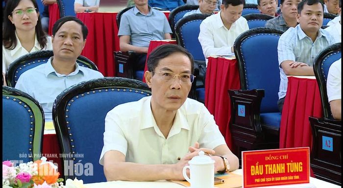 Phó Chủ tịch UBND tỉnh Đầu Thanh Tùng và đại biểu dự hội nghị.