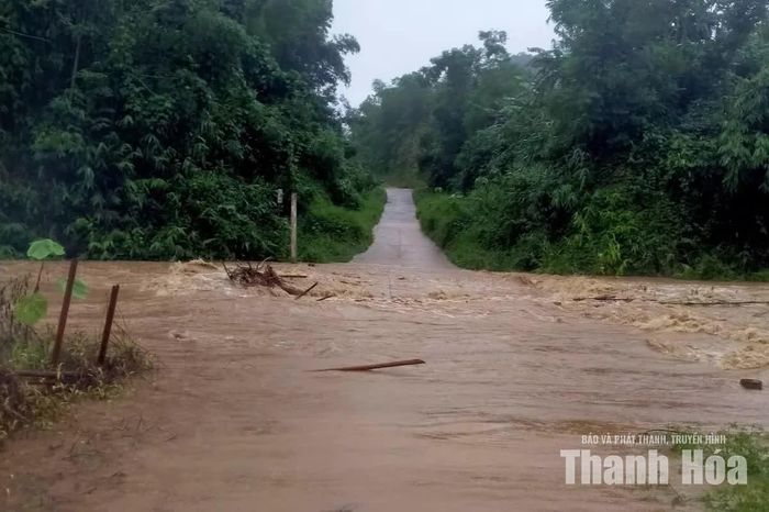 Nhiều đoạn ngầm, cầu tràn bị ngập gây chia cắt giao thông.