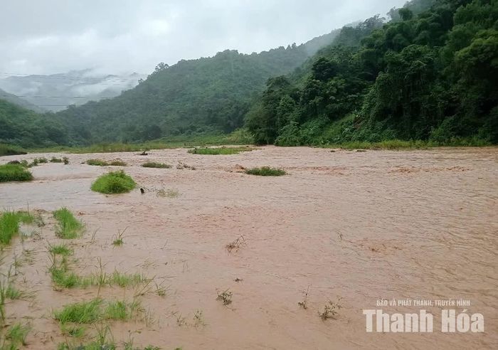 Nước lũ dâng cao, chảy xiết sau mưa lớn tại khu vực gây ngập úng làm làm thiệt hại nhiều tài sản của người dân xã Tam Chung.
