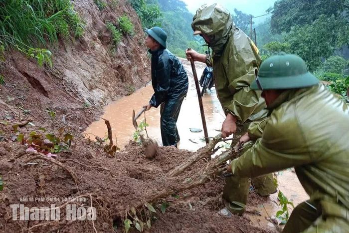 Lực lượng tại chỗ và người dân xã Tam Chung khẩn trương khắc phục điểm sạt lở, dọn đất đá để bảo đảm an toàn và thông tuyến giao thông.