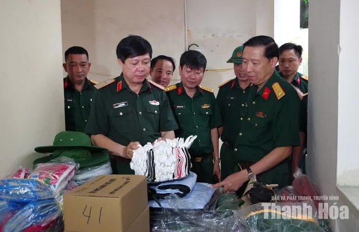 Thiếu tướng Lê Văn Trung, Phó Chính ủy Quân khu kiểm tra công tác chuẩn bị vật chất, trang bị của Đội quy tập, Bộ CHQS tỉnh cho thực hiện nhiệm vụ tìm kiếm, quy tập mùa khô 2026-2027.