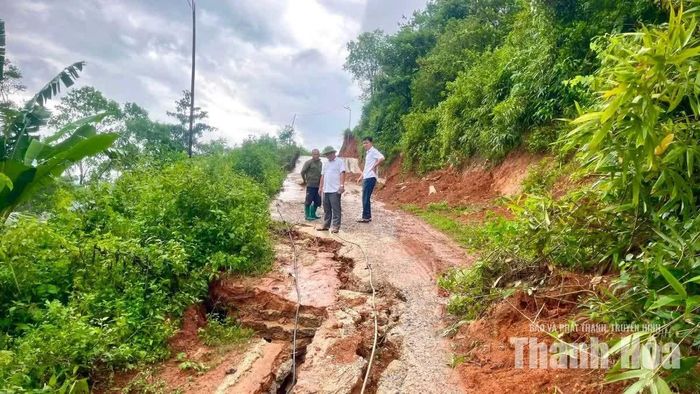 Nhiều tuyến giao thông trên địa bàn xã Nhi Sơn bị sụt lún, sạt lở taluy.