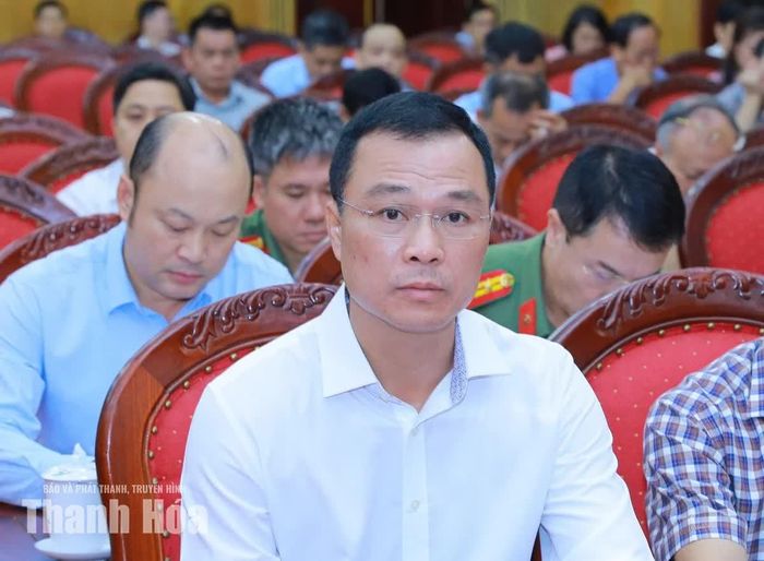 Chủ tịch UBND tỉnh Tô Anh Dũng dự hội nghị.
