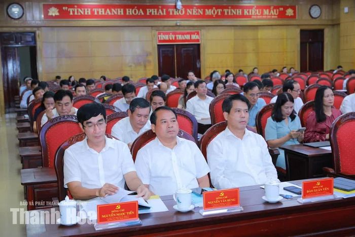 Các đồng chí Ủy viên Ban Thường vụ Tỉnh ủy và đại biểu dự hội nghị.