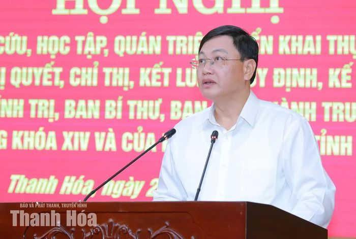 Phó Chủ tịch Thường trực UBND tỉnh Mai Xuân Liêm trình bày các nghị quyết, kết luận của Trung ương và Chỉ thị của Ban Thường vụ Tỉnh ủy về phát triển kinh tế - xã hội, công nghiệp vật liệu và bảo đảm trật tự, an toàn giao thông.