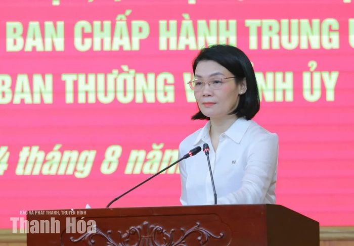 Phó Chủ tịch Thường trực Ủy ban MTTQ tỉnh Đỗ Thị Toán quán triệt các chỉ thị của Bộ Chính trị về thực hiện dân chủ ở cơ sở và phát huy vai trò của các hội quần chúng trong giai đoạn phát triển mới.