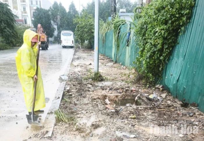 Công nhân Công ty CP Môi trường và Công trình đô thị Thanh Hóa thu dọn rác, bùn đất, lá cây và các vật cản tại cửa thu nước, miệng hố ga tránh nguy cơ ngập cục bộ.