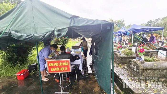 Những căn lều dã chiến tại Nghĩa trang Liệt sĩ quốc tế Đồng Tâm được dựng lên để thực hiện công việc lấy mẫu.
