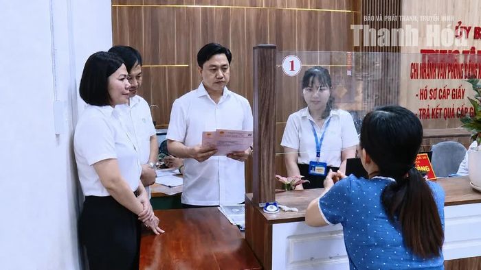 Giám đốc Sở Nông nghiệp và Môi trường Lê Văn Tiến kiểm tra, chỉ đạo thực hiện thủ tục hành chính toàn trình trên lĩnh vực đất đai tại Trung tâm Phục vụ hành chính công xã Thiệu Hóa.