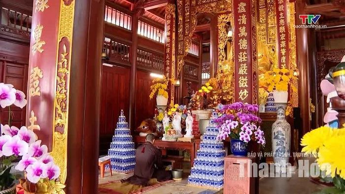 Một góc không gian thờ tự tại chùa Mèo.