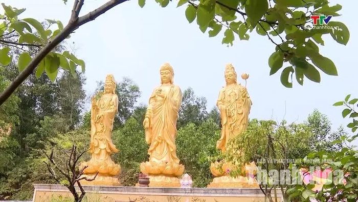 Tượng Phật tại chùa Mèo.