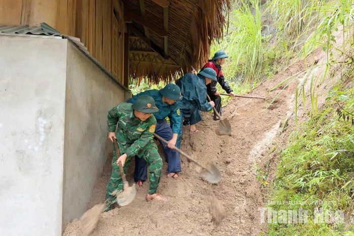 Cán bộ chiến sĩ Đồn Biên phòng Tam Thanh cùng với các lực lượng chức năng khơi thông dòng chảy tại các điểm sạt lở.