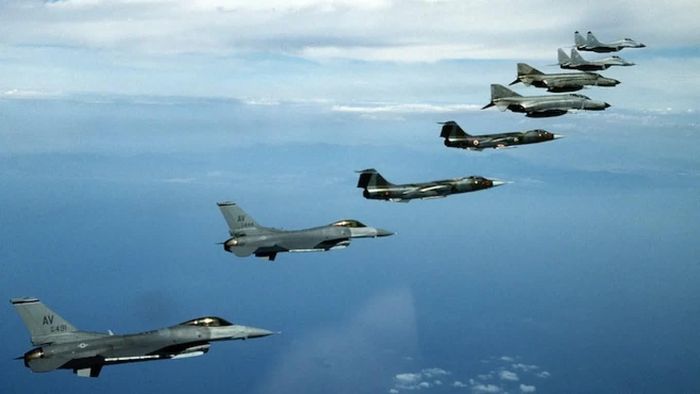 Giới chức NATO nhấn mạnh việc tăng cường hoạt động trên không không đồng nghĩa với nguy cơ một cuộc tấn công sắp xảy ra, mà chủ yếu nhằm kiểm tra và nâng cao khả năng ứng phó của liên minh trước các mối đe dọa khác nhau tại sườn phía Đông. Ảnh: Themoscowtimes.