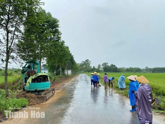 Các lực lượng cũng tiến hành vệ sinh, thu dọn rác, bùn đất, lá cây và các vật cản trên các tuyến đường.
