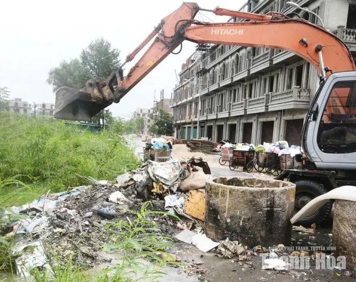 Để chủ động phòng chống ngập úng cục bộ và giảm tối đa thiệt hại trước diễn biến phức tạp của mưa lũ, Công ty CP Môi trường và Công trình đô thị Thanh Hóa và các phường, xã trên địa bàn đang khẩn trương huy động lực lượng, phương tiện tham gia dọn dẹp vệ sinh môi trường, khơi thông dòng chảy, xử lý các điểm ngập úng.