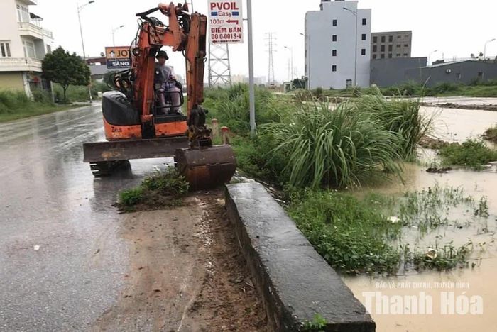 Các lực lượng tập trung khơi thông dòng chảy tại các tuyến kênh, mương, miệng cống, hố ga trên các tuyến đường.