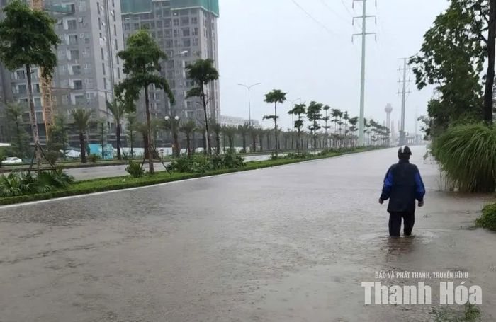 Mưa lớn khiến nhiều tuyến phố thuộc các phường trung tâm của tỉnh Thanh Hóa bị ngập nước. (Hình ảnh ghi nhận ngày 24/8).