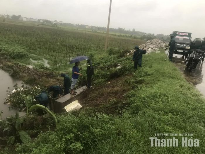 Cùng với sự vào cuộc của Công ty CP Môi trường và Công trình đô thị Thanh Hóa, lực lượng dân quân tự vệ các địa phương đã ra quân khơi thông dòng chảy tại nhiều tuyến kênh, mương trên địa bàn.