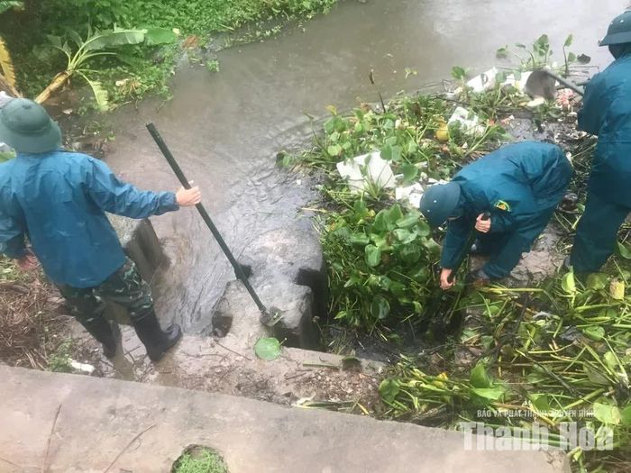 Đối với các vị trí phát sinh tắc nước, ứ đọng hoặc ngập cục bộ, Công ty CP Môi trường và Công trình đô thị Thanh Hóa bố trí lực lượng kiểm tra và tổ chức khơi thông, xử lý kịp thời.