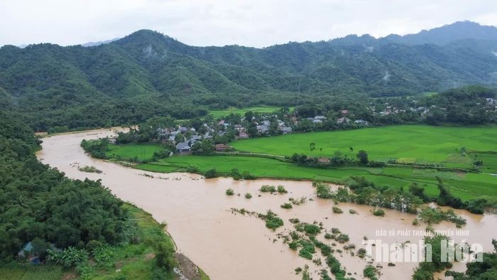 Qua rà soát, toàn xã có 17 điểm có nguy cơ mất an toàn do sạt lở đất, cùng 10 hộ với 52 người đang sinh sống tại khu vực có nguy cơ ngập lụt và 27 hộ với 130 người ở khu vực có nguy cơ sạt lở đất.