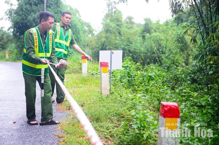 Địa phương huy động 320 người thuộc lực lượng dân quân, công an, quân sự, tổ an ninh trật tự, thanh niên tình nguyện và lực lượng xung kích để hỗ trợ người dân di chuyển, ứng phó với các tình huống nguy hiểm, tổ chức cảnh báo qua hệ thống truyền thanh, loa cầm tay và tín hiệu tại các thôn.