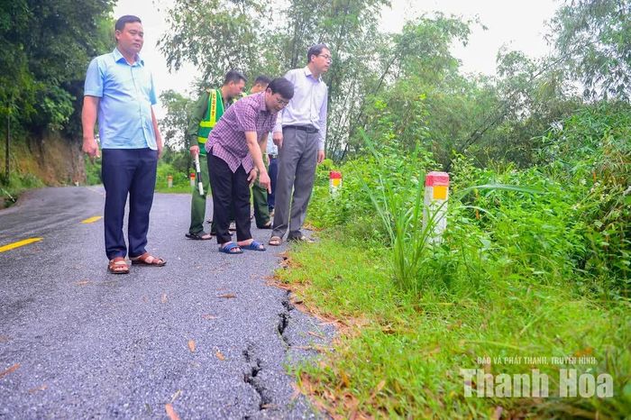 Gần nơi khu vực sạt lở, mặt đường tỉnh 530B xuất hiện rạn nứt ở phần taluy âm, trong khi mưa lũ còn diễn biến phức tạp.