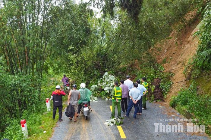 Tại các điểm tránh trú, xã chuẩn bị 500kg gạo, 200 thùng mì ăn liền, 80 thùng nước đóng chai, 50 thùng chứa nước sạch và bố trí 5 nhân viên y tế phục vụ sơ cứu, cấp thuốc cho người dân. Lực lượng chức năng cũng được phân công trực 24/24 giờ tại các khu vực xung yếu, ngầm tràn, sông suối khi mưa lũ diễn biến phức tạp.