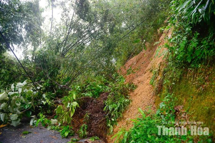 Theo đó, vào sáng cùng ngày tại khu vực đồi Na Niếng, thôn Tân Lập đã xảy ra vụ sạt lở taluy dương khiến đất đá tràn xuống mặt đường.