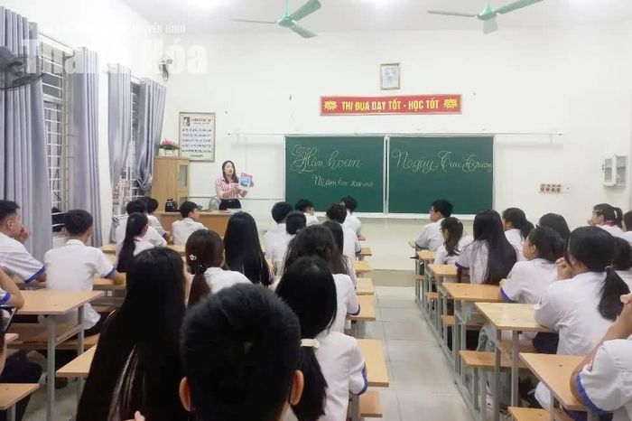 Cô Lê Thị Diệp, giáo viên chủ nhiệm lớp 9A4, Trường THCS Đông Thọ phổ biến tới học sinh quy chế trường, lớp.