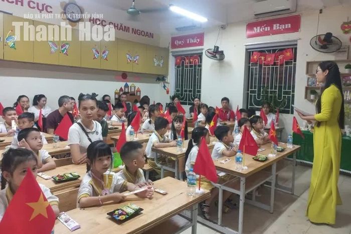 Cô trò Trường Tiểu học Nguyễn Văn Trỗi trong ngày tựu trường.