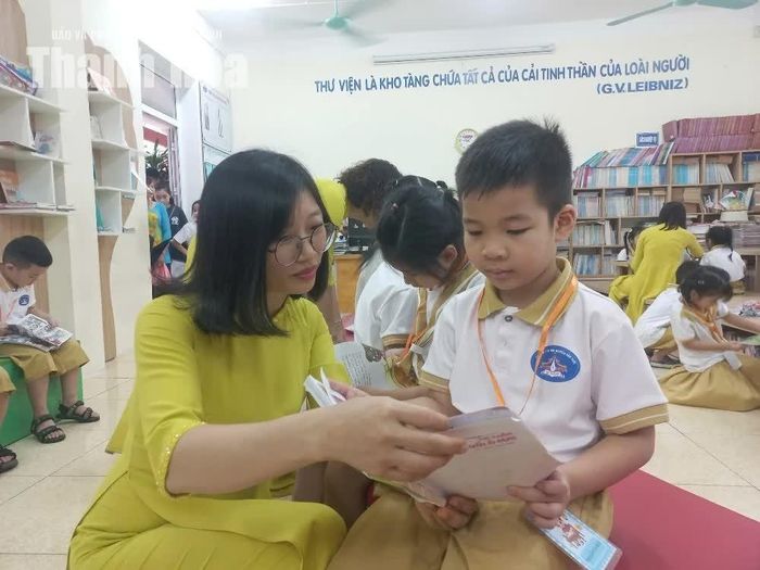 Cô trò Trường Tiểu học Nguyễn Văn Trỗi tham quan thư viện trường trong ngày tựu trường.