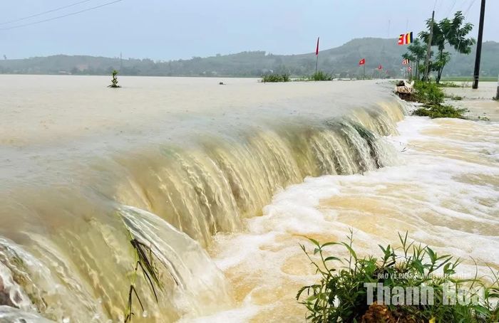 Mưa lớn gây ngập lụt làm xói lở nhiều tuyến giao thông của các xã Vân Du và Kim Tân.