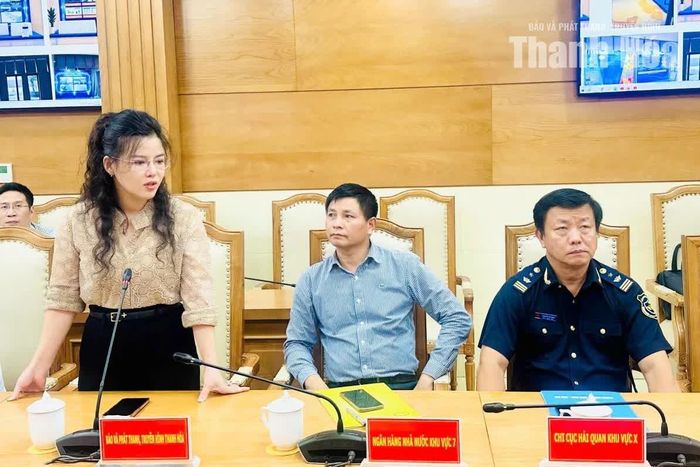 Phó Giám đốc Báo và Phát thanh, truyền hình Thanh Hóa Mai Việt Hà báo cáo công tác tuyên truyền Hội nghị đối thoại với doanh nghiệp tỉnh Thanh Hóa năm 2026.
