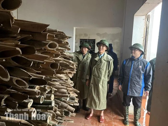 Phó Chủ tịch UBND tỉnh Đầu Thanh Tùng kiểm tra kho vật tư phòng chống thiên tai tại phường Đông Tiến.