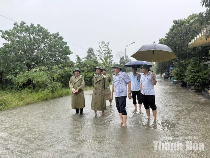 Phó Chủ tịch UBND tỉnh kiểm tra tình hình ngập lụt tại khu đô thị An Hoạch, phường Đông Quang.