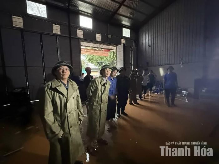 Phó Chủ tịch UBND tỉnh Đầu Thanh Tùng kiểm tra sạt lở đất, ngập nước tại phố Rừng Thông, phường Đông Sơn.