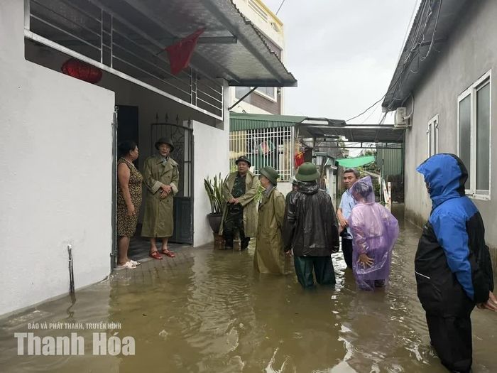 Phó Chủ tịch UBND tỉnh Đầu Thanh Tùng kiểm tra tình hình ngập lụt tại tổ dân phố Đông Tân, phường Đông Sơn.