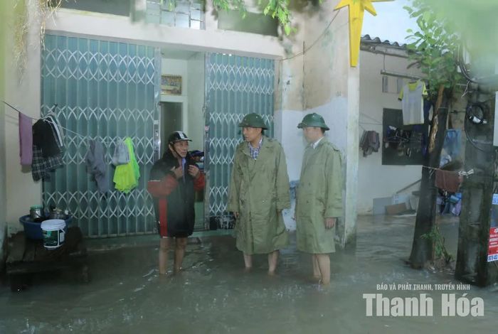 Lãnh đạo phường Hạc Thành động viên người dân khắc phục khó khăn.