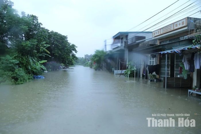 Nhiều điểm trên địa bàn khu phố Ái Sơn bị ngập sâu từ 30-50 cm.