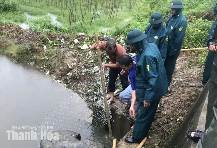 Lực lượng chức năng phường Nguyệt Viên khơi thông dòng chảy tại cống Đại Tiền 1.