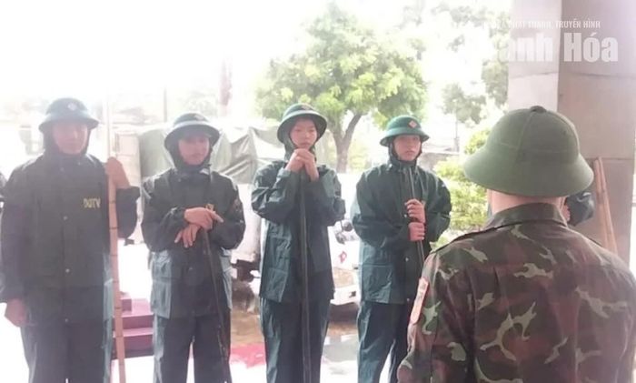 Tại phường Nguyệt Viên - vùng tiếp giáp với sông Mã, các lực lượng như dân quân tự vệ, công nhân Công ty Cổ phần Môi trường và Công trình đô thị Thanh Hóa và người dân cũng đang nỗ lực triển khai các giải pháp chống ngập úng hiện đang diễn biến phức tạp.