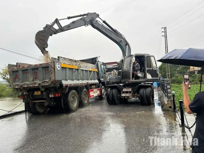 Để chủ động ứng phó với đợt mưa lớn đang tiếp diễn, phường Sầm Sơn phối hợp với Công ty Cổ phần Môi trường đô thị và Dịch vụ du lịch Sầm Sơn huy động lực lượng, phương tiện máy móc khơi thông dòng chảy tại các địa điểm xung yếu.