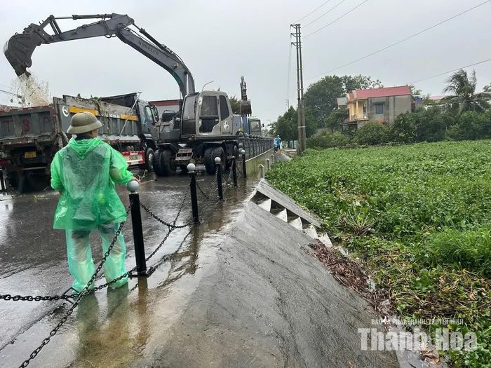 Ngày 24/8, công nhân môi trường đã phối hợp cùng các lực lượng thực hiện trục vớt bèo mảng và rác thải trên các mặt sông, kênh mương chảy qua địa bàn, đảm bảo khơi thông dòng chảy, giảm thiểu ô nhiễm môi trường và đảm bảo an toàn trong mùa mưa lũ.