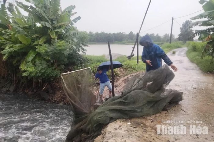 Các lực lượng tập trung xử lý sự cố tại các điểm xung yếu trong khu đô thị và trên hệ thống sông, kênh mương.