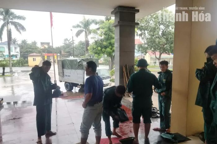 Được biết, trước diễn biến phức tạp của mưa lớn những ngày qua, UBND phường Nguyệt Viên đã cử lực lượng chức năng khơi thông dòng chảy, túc trực 24/24 giờ và sẵn sàng phương án khi có sự cố xảy ra.