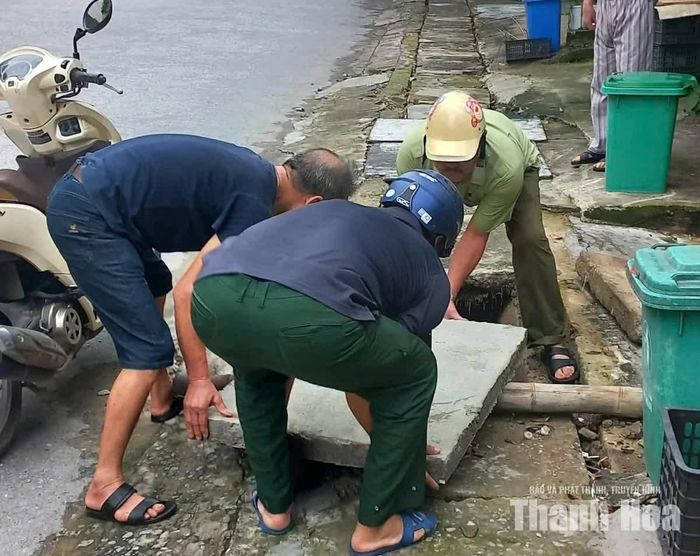 Ngoài các lực lượng chức năng, người dân các địa phương cũng tích cực triển khai các biện pháp chống ngập úng, chủ động bảo vệ an toàn cho người và tài sản khi mưa lớn dự báo còn tiếp diễn.