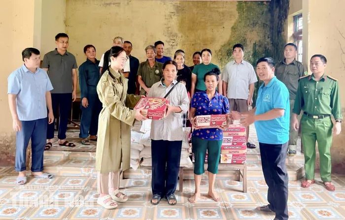 Đại diện UBND xã Điền Lư trao hỗ trợ thực phẩm cho các hộ dân sơ tán.