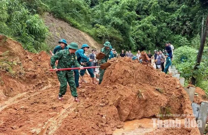 Các lực lượng khắc phục sạt lở trên tuyến Quốc lộ 15C đoạn qua xã Trung Lý, bảo đảm giao thông không bị gián đoạn.