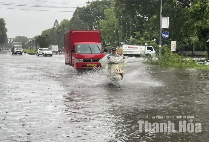 Tình trạng lấn chiếm, sử dụng vỉa hè lấp các ống cống thu, thoát nước trong KCN dẫn đến tình trạng mưa to là ngập cục bộ.